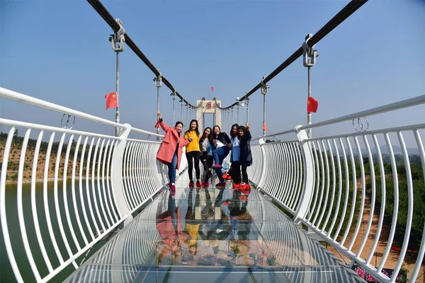 Los Visitantes Posan Primer Puente Fondo Cristal Guangzhou Ciudad Guangzhou —  Fotos de Stock