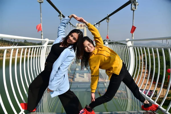 Visitatori Posano Sul Primo Ponte Fondo Vetro Guangzhou Nella Città — Foto Stock