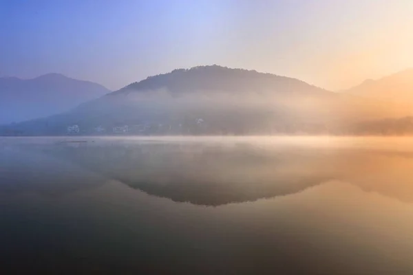 Paisagem Lago Qishu Coberta Por Spray Névoa Uma Manhã Inverno — Fotografia de Stock