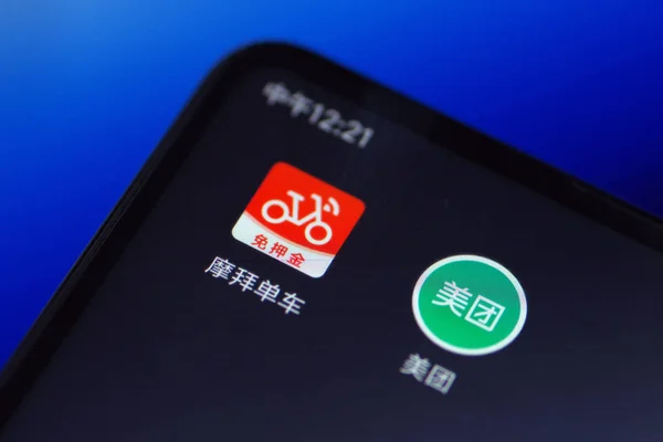 ネチゼンは 2019年1月24日 中国東部山東省江南市のスマートフォンで オンライングループ購入サイトMeituan Com 自転車シェアリングサービスのモバイクのロゴを閲覧します — ストック写真