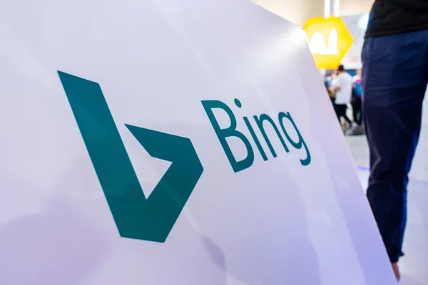 Visitatore Passa Davanti Allo Stand Del Motore Ricerca Bing Microsoft — Foto Stock
