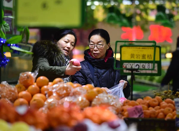 2019年1月10日 中国東部安寧省福陽市のスーパーマーケットで果物を販売する顧客 — ストック写真