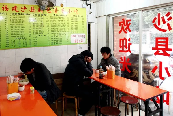 Клиенты Едят Shaxian Delicacies Ресторане Шанхае Китай Августа 2015 — стоковое фото