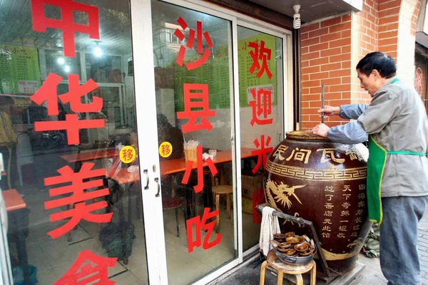 Datei Ein Koch Bereitet Knochensuppe Einem Shaxian Delikatessen Restaurant Shanghai — Stockfoto