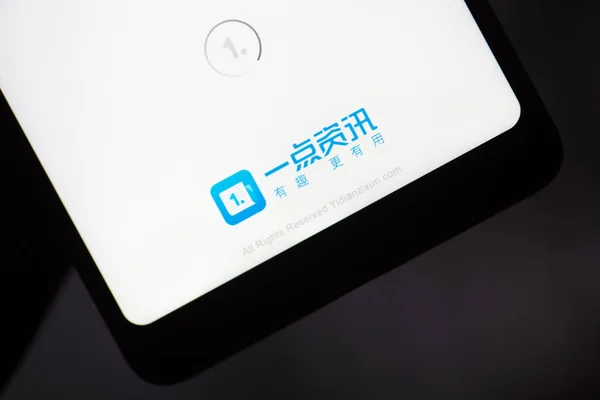 사용자 Nan 동쪽으로 중국의 2019 스마트폰 그리게이 Yidianzixun의 — 스톡 사진