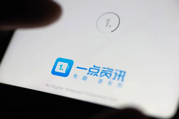 Ein Chinesischer Handynutzer Benutzt Die App Des Chinesischen Nachrichtenaggregators Yidianzixun — Stockfoto