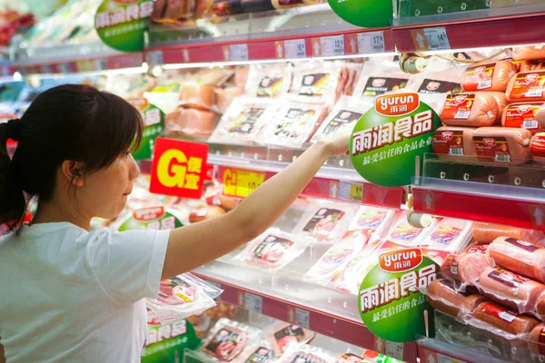 Customer Shops Sausage Yurun Food Group Supermarket Shanghai China August — Stock Photo, Image