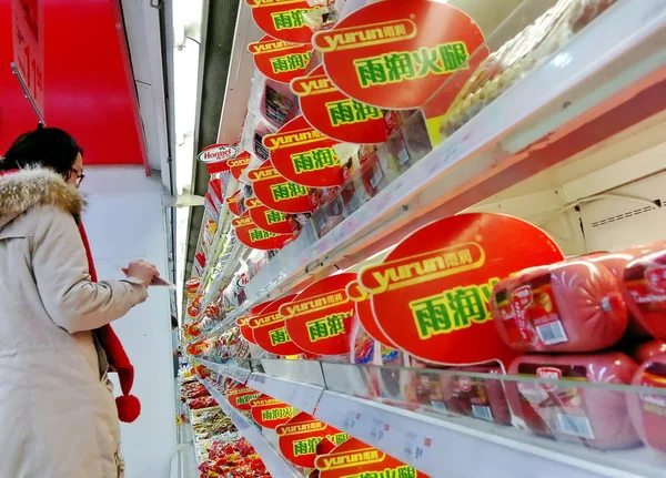 Şangay Yurun Gıda Grubu Sosis Için Bir Müşteri Mağazaları Çin — Stok fotoğraf