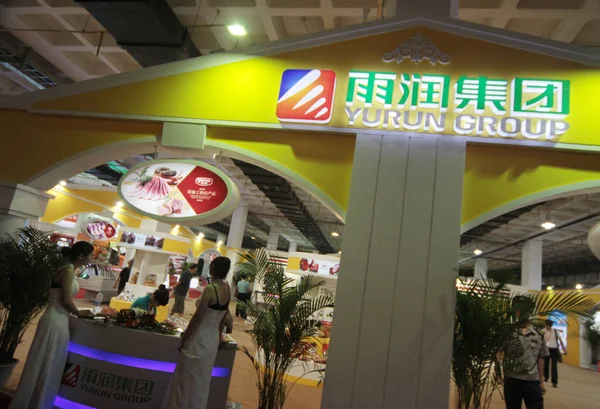 Les Gens Visitent Stand Yurun Food Group Producteur Viande Chine — Photo