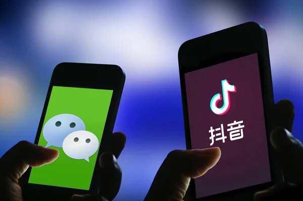 Ein Chinesischer Netzwerker Betrachtet Die Logos Der Messaging App Weixin — Stockfoto