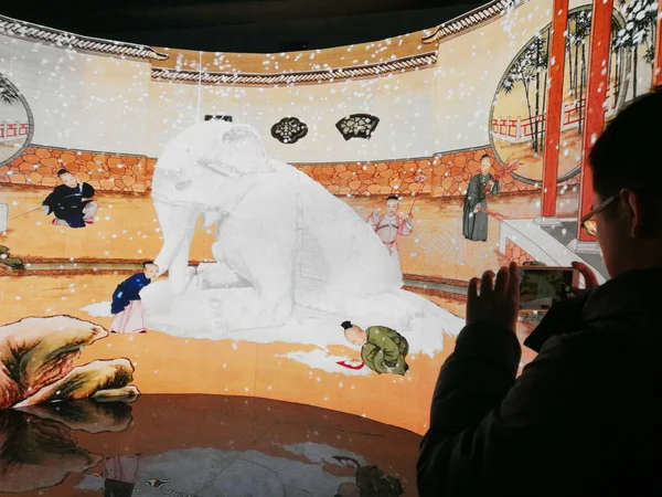 Menschen Besuchen Die Immersive Digitale Erlebnisausstellung Palast Der Himmlischen Reinheit — Stockfoto