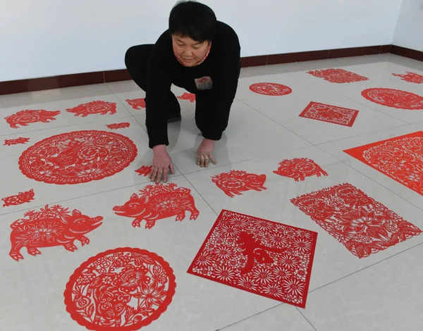 Chinese Folk Artist Yinjie Shows Paper Cutting Artworks Featuring Pig — Stock Photo, Image