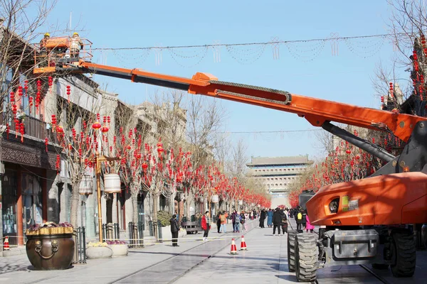 Çinli Bir Işçi Pekin Bir Sokakta Yaklaşan Bahar Festivali Veya — Stok fotoğraf