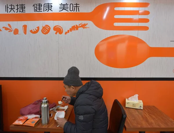 Bir Yolcu Kendini Bir Saatlik Self Servis Restoranda Qingdao Kuzey — Stok fotoğraf