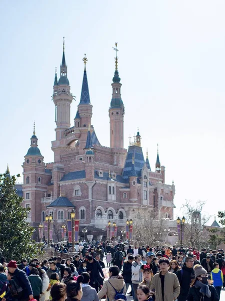 Τουρίστες Επισκέπτονται Κάστρο Της Disney Στη Disneyland Της Σαγκάης Στο — Φωτογραφία Αρχείου