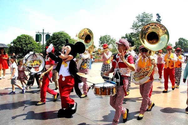 Fil Underhållare Klädd Musse Pigg Kostym Uppträder Parad Shanghai Disneyland — Stockfoto