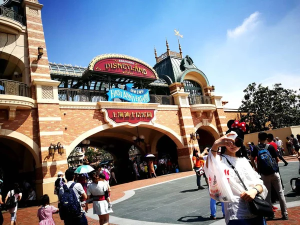 Αρχείο Τουρίστες Επισκέπτονται Την Disneyland Της Σαγκάης Στο Shanghai Disney — Φωτογραφία Αρχείου