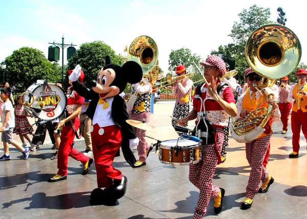 File Entertainer Dressed Mickey Mouse Costume Performs Parade Shanghai Disneyland — стоковое фото