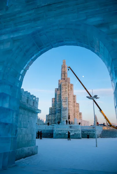 Люди Посещают Ледяные Скульптуры Время China Harbin Ice Snow World — стоковое фото