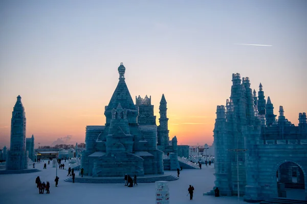 Menschen Besuchen Die Eisskulpturen Während Der China Harbin Ice Snow — Stockfoto