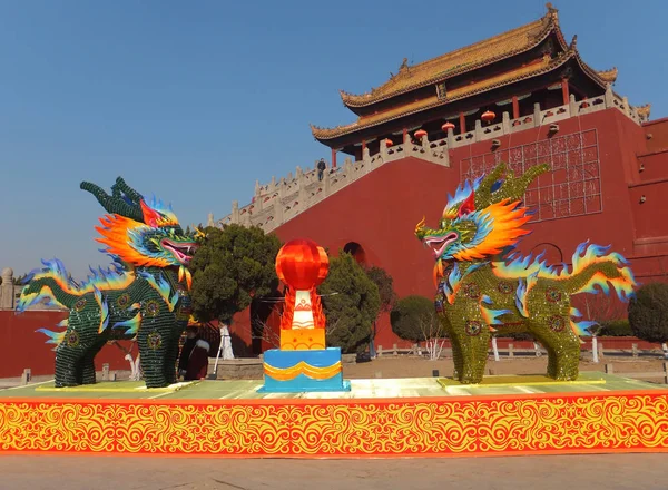 Les Sculptures Forme Qilin Faites Bouteilles Distributrices Sont Exposées Pour — Photo