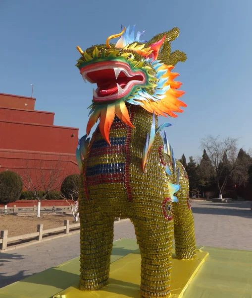 今後の春祭りや 2019 日中国中部の河南省開封市に中国の旧正月 ブタの年 をマークする調剤ボトルの形の麒麟の彫刻が表示されます — ストック写真