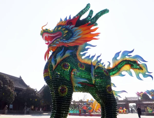 Las Esculturas Forma Qilin Hechas Botellas Dispensadoras Exhiben Para Conmemorar —  Fotos de Stock