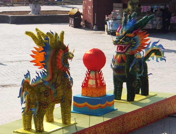 2019年1月23日 中国中部河南省开封市 为庆祝即将到来的春节或中国新年 展出了用配药瓶制成的齐林形雕塑 — 图库照片