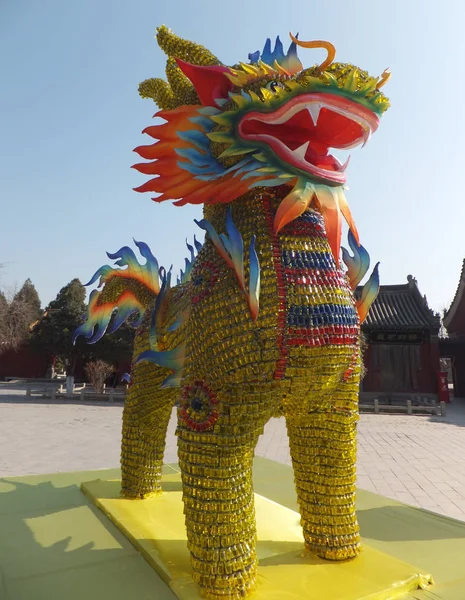 Les Sculptures Forme Qilin Faites Bouteilles Distributrices Sont Exposées Pour — Photo