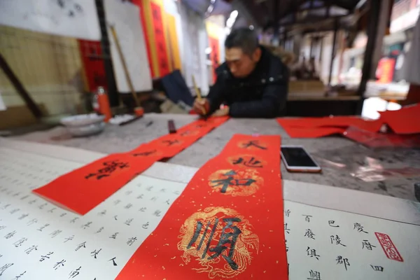 Vendedor Chinês Escreve Pares Para Próximo Festival Primavera Ano Novo — Fotografia de Stock