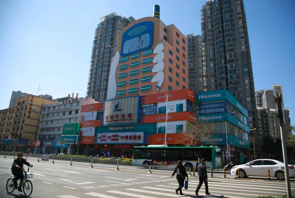 2019 日中国南西部の雲南省昆明市の興八尾携帯電話プラザで建物の携帯電話の表示 — ストック写真