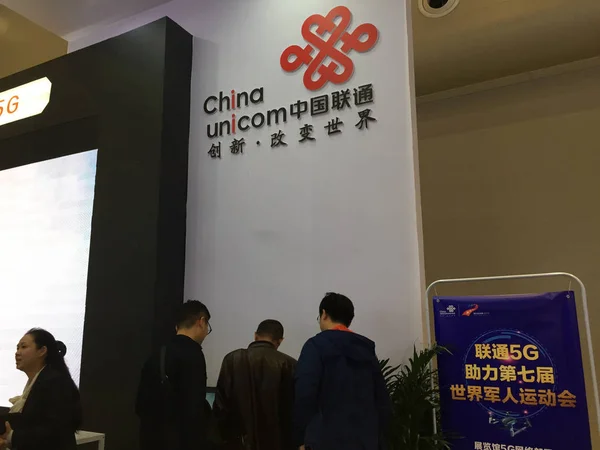 File Gente Visita Stand China Unicom Durante Una Exposición Ciudad — Foto de Stock