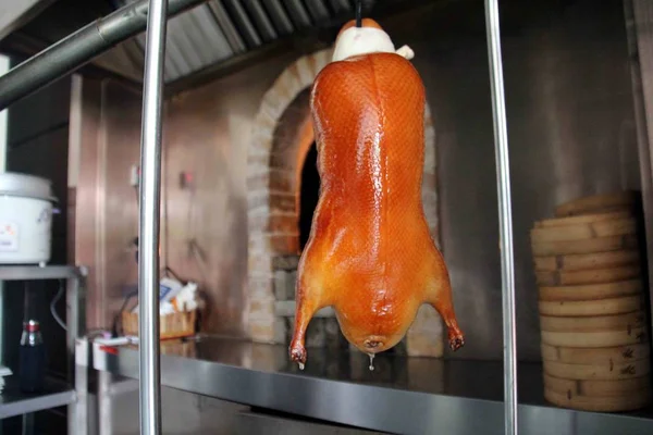 Een Geroosterde Eend Wordt Gekookt Een Dong Roast Duck Restaurant — Stockfoto