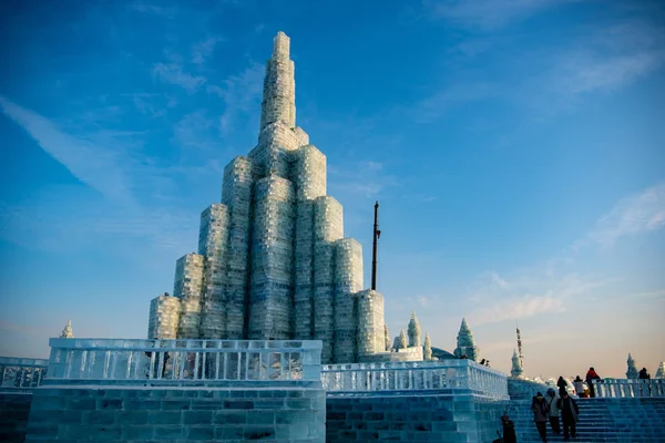 2019年1月18日 在中国东北黑龙江省哈尔滨市 人们参观了第20届中国哈尔滨冰雪世界2020年冰雕 — 图库照片