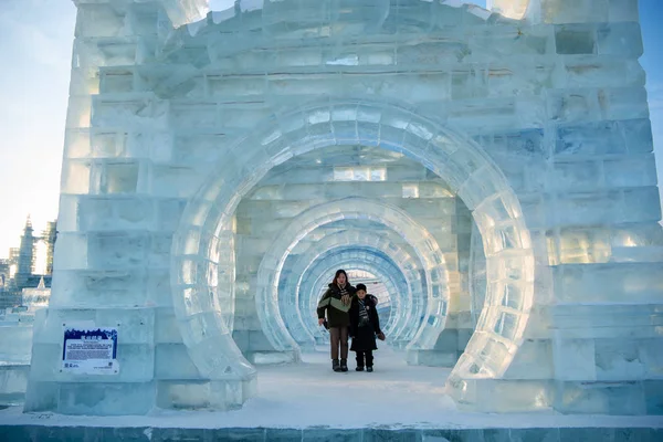 Люди Посещают Ледяные Скульптуры Время China Harbin Ice Snow World — стоковое фото