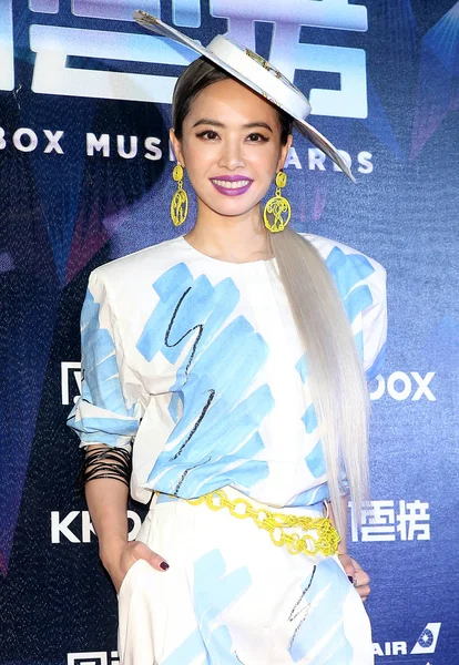 台湾歌手蔡依兰在出席2019年1月26日在台湾台北举行的第14届 Kbox 音乐奖时摆姿势 — 图库照片