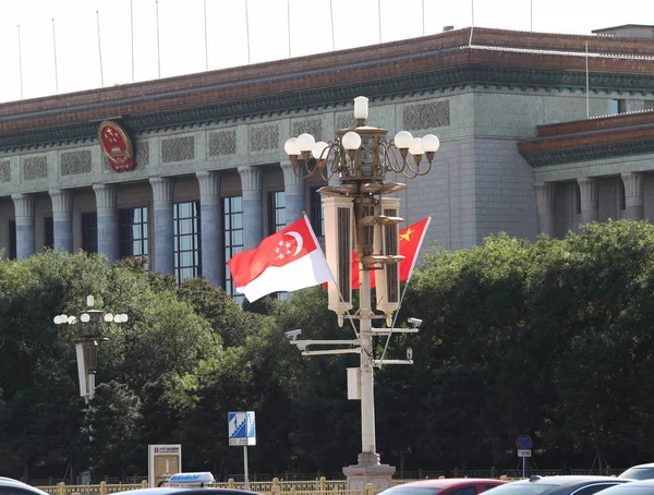 Bandeiras Nacionais Chinesas Cingapurianas Agitam Poste Iluminação Frente Rostro Tian — Fotografia de Stock