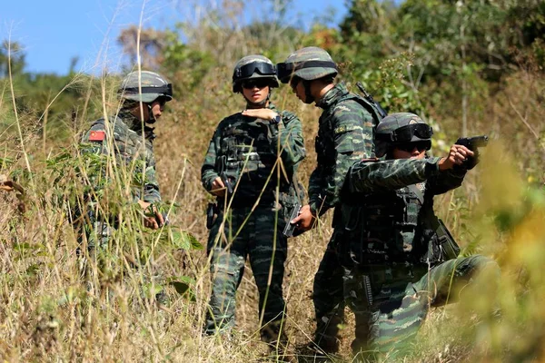 Petugas Polisi Bersenjata China Menjalani Pelatihan Intensif Sebuah Gunung Kota — Stok Foto