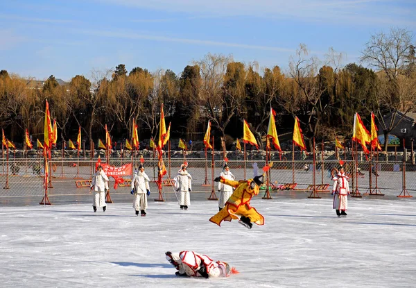 在中国北京北海公园 身穿头盔和盔甲的艺人表演 代表八旗 皇家法院的八个行政区划 — 图库照片