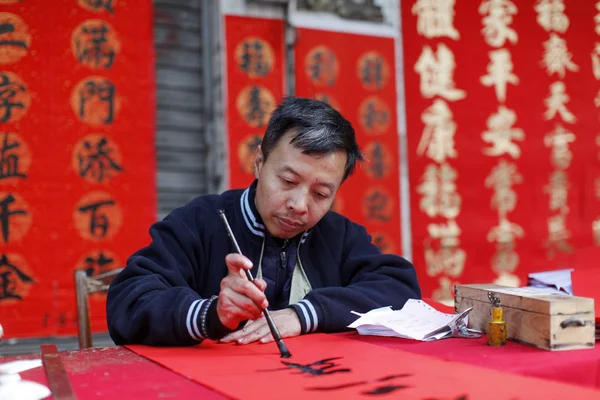 Sprzedawca Pisze Kuplety Nadchodzące Święto Wiosny Lub Chiński Nowy Rok — Zdjęcie stockowe