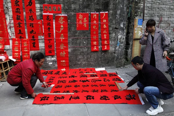 Residentes Chineses Compram Couplets Para Próximo Festival Primavera Ano Novo — Fotografia de Stock