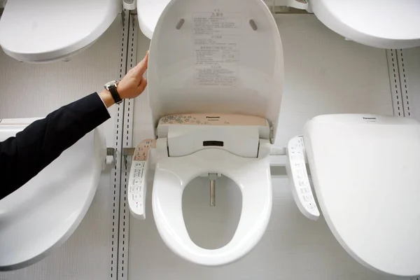 Employé Chinois Montre Siège Toilette Intelligent Dans Une Usine Panasonic — Photo