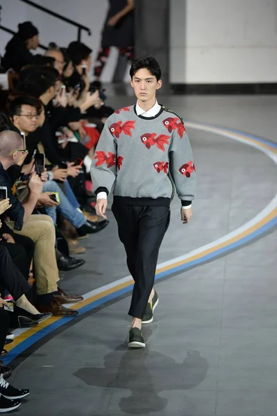 モデルは 2015 中国の北京で中国ロンドンファッションウィークの春 2016 年の間に ムラサキシキブのファッションショーで新しい創造を表示します — ストック写真