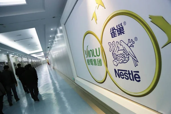 Los Visitantes Pasan Por Los Logotipos Nestlle Yinlu Edificio Oficinas — Foto de Stock