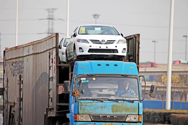 Een Vrachtwagen Geladen Met Nieuw Gebouwde Toyota Auto Reist Een — Stockfoto