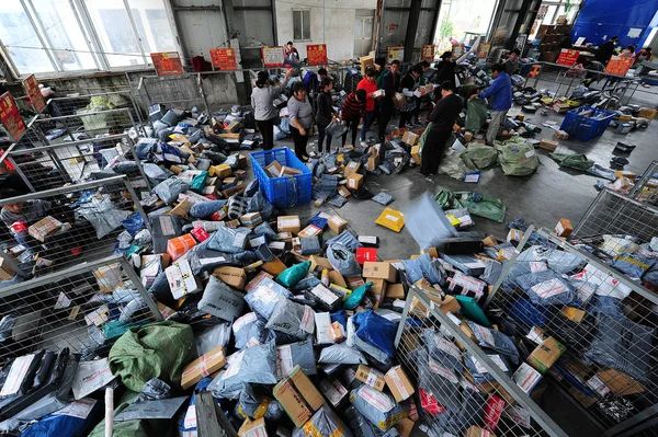 Los Trabajadores Chinos Clasifican Paquetes Mayoría Los Cuales Son Compras —  Fotos de Stock