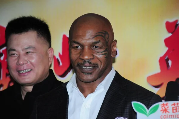 Der Pensionierte Amerikanische Boxer Mike Tyson Rechts Posiert Auf Dem — Stockfoto