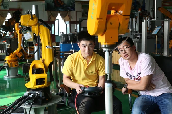 Trabajadores Fábricas Chinas Prueban Brazos Robóticos Planta Zhejiang Everrobot Robotics — Foto de Stock