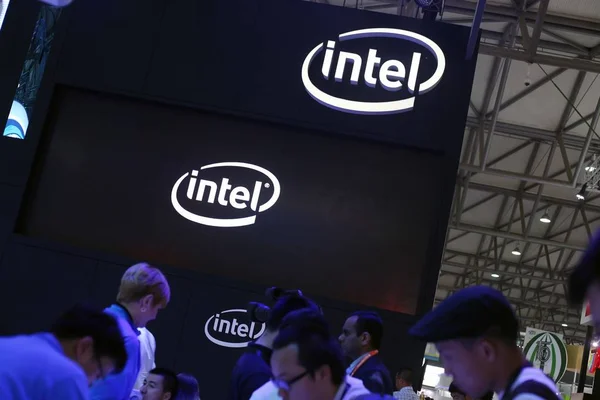Людей Відвідати Стенд Intel Під Час 2015 Міжнародного Споживчої Електроніки — стокове фото