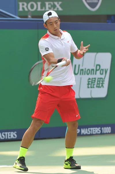 中国の張 スロバキアのマーティン Klizan をショットを返します 男子シングルスの彼らの最初のラウンドの試合で 2015年上海マスターズ テニス大会で 上海で 2015 — ストック写真